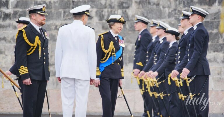 Шок! Принцеса Анна в уніформі, немов звичайний солдат, на параді. 8