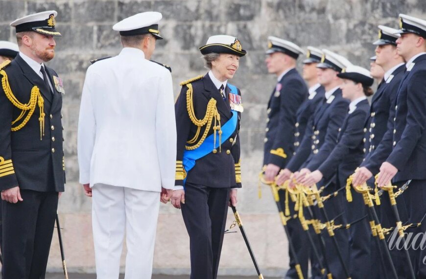 Шок! Принцеса Анна в уніформі, немов звичайний солдат, на параді.