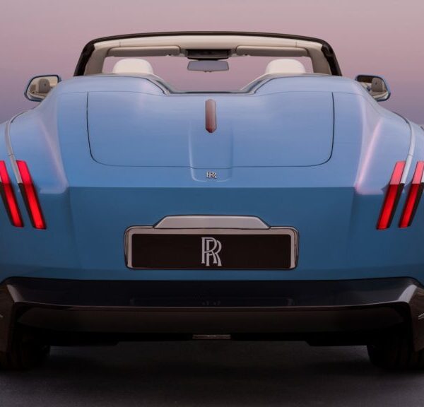 Головна 26 Rolls-Royce представив елітний електромобіль за $9,5 мільйонів