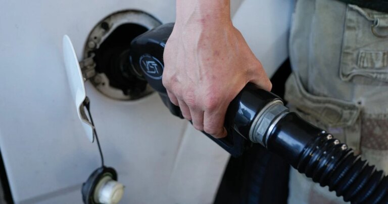 АЗС вчергове змінили ціни: яка вартість пального 6 квітня 38 АЗС вчергове змінили ціни: яка вартість пального 6 квітня 7