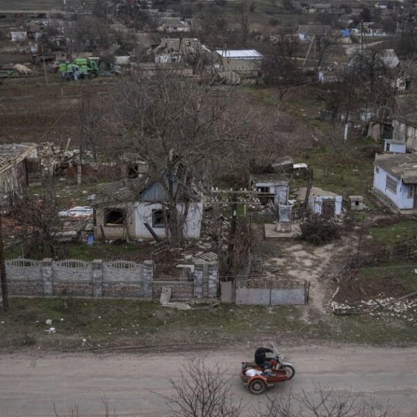 Селище поблизу великого обласного міста зазнало російських обстрілів: є загиблі та пошкоджене житло