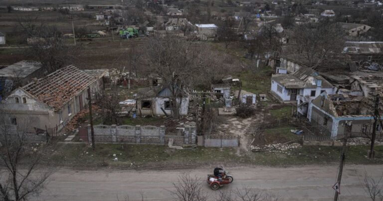 Селище поблизу великого обласного міста зазнало російських обстрілів: є загиблі та пошкоджене житло 13 Селище поблизу великого обласного міста зазнало російських обстрілів: є загиблі та пошкоджене житло 12