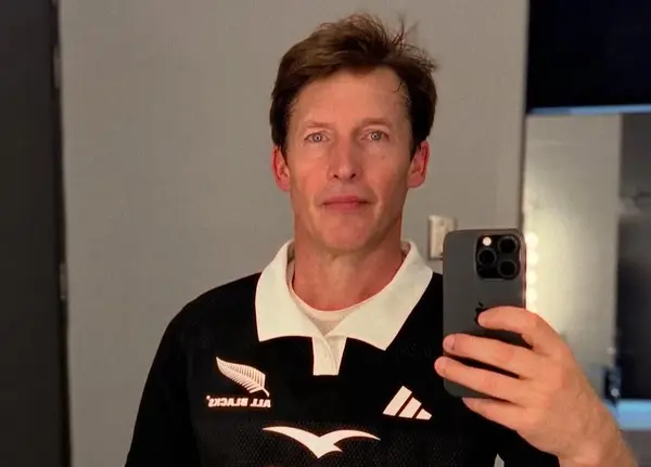 Головна 21 Джеймса Бланта захейтили за фото з російською символікою