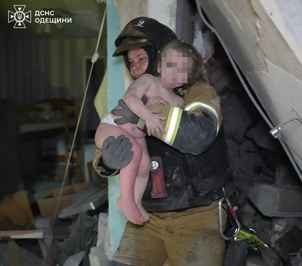 Рятувальники допомагають постраждалій дитині