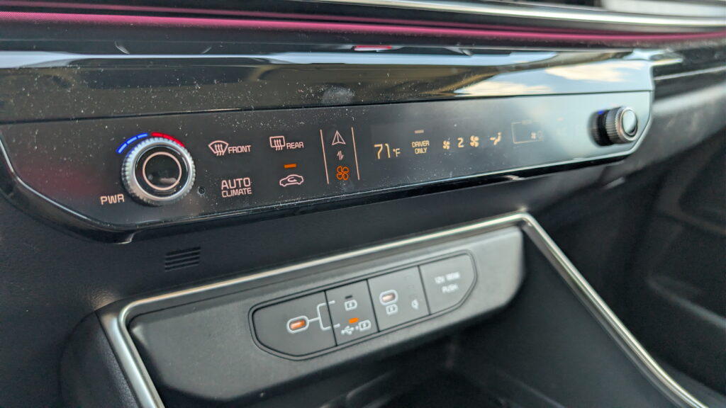 Kia Carnival Hybrid 2026: конкурент позашляховикам, що ставить їх у незручне становище 5