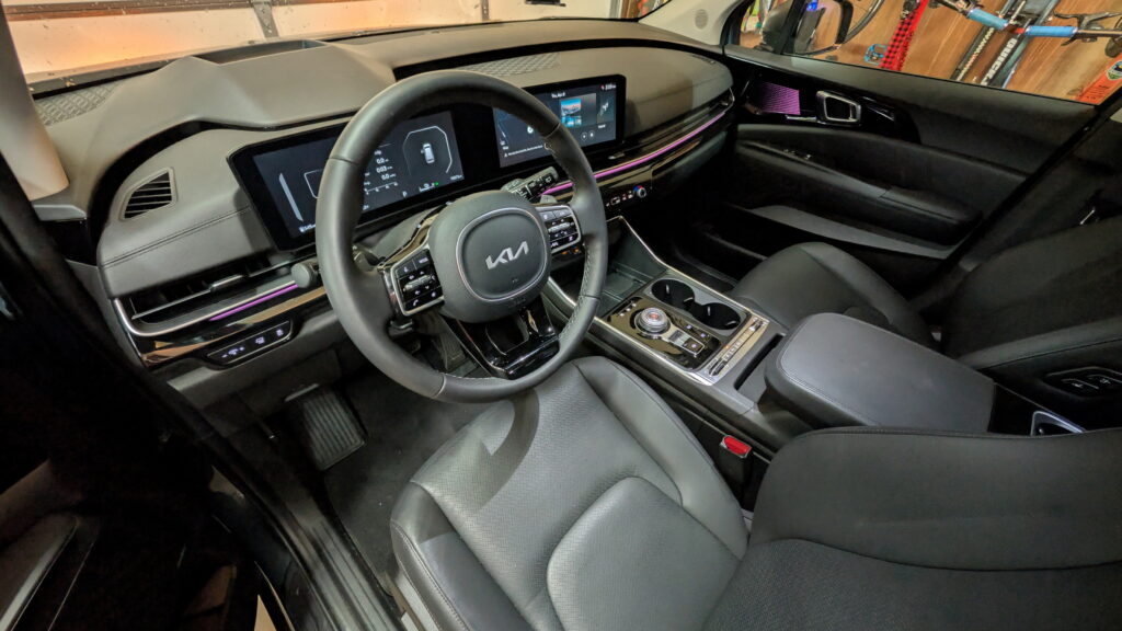 Kia Carnival Hybrid 2026: конкурент позашляховикам, що ставить їх у незручне становище 2
