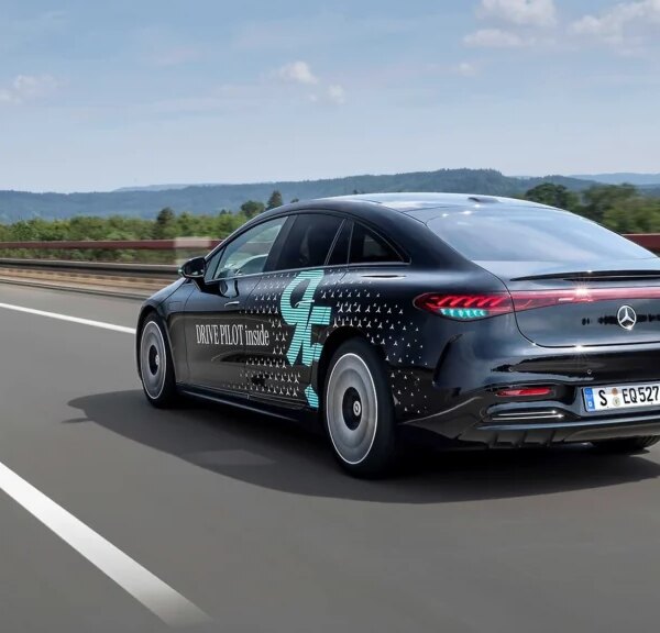 Mercedes задає тренд: бірюзові автопілоти, Китай підхоплює