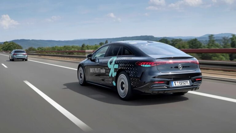 Mercedes задає тренд: бірюзові автопілоти, Китай підхоплює 12