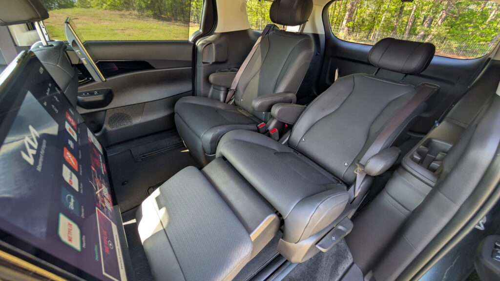 Kia Carnival Hybrid 2026: конкурент позашляховикам, що ставить їх у незручне становище 4