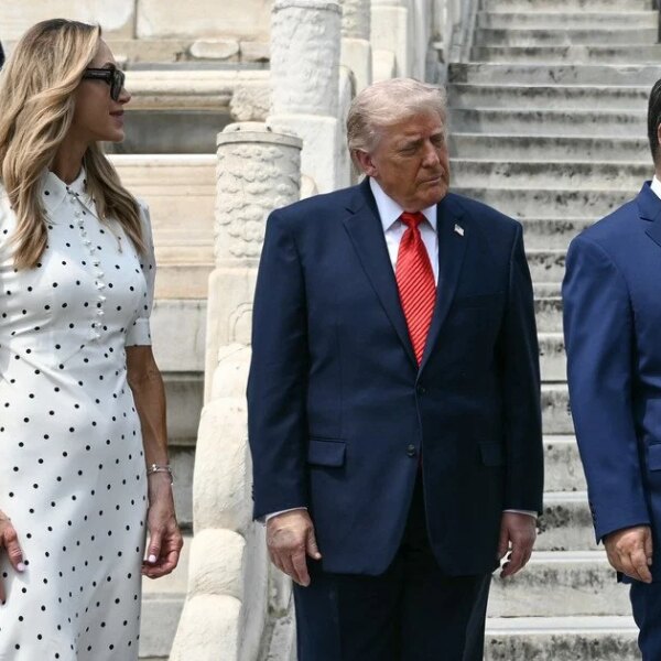 Шок: Трампівська невістка шокує світ сукнями в Китаї