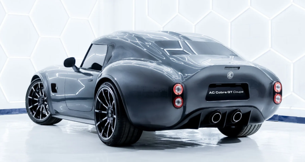 AC Cobra: 730 коней проти двох Porsche 911 - новий звір на дорогах 3