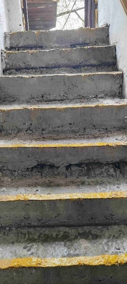 Сходи занадто високі та не пристосовані для малечі / Фото батьків дітей