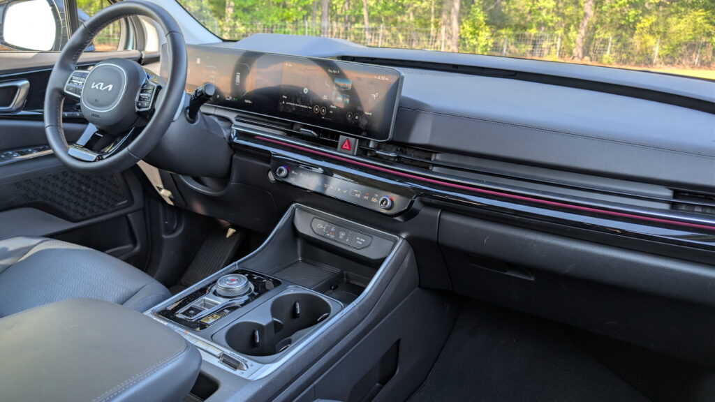 Kia Carnival Hybrid 2026: конкурент позашляховикам, що ставить їх у незручне становище 3
