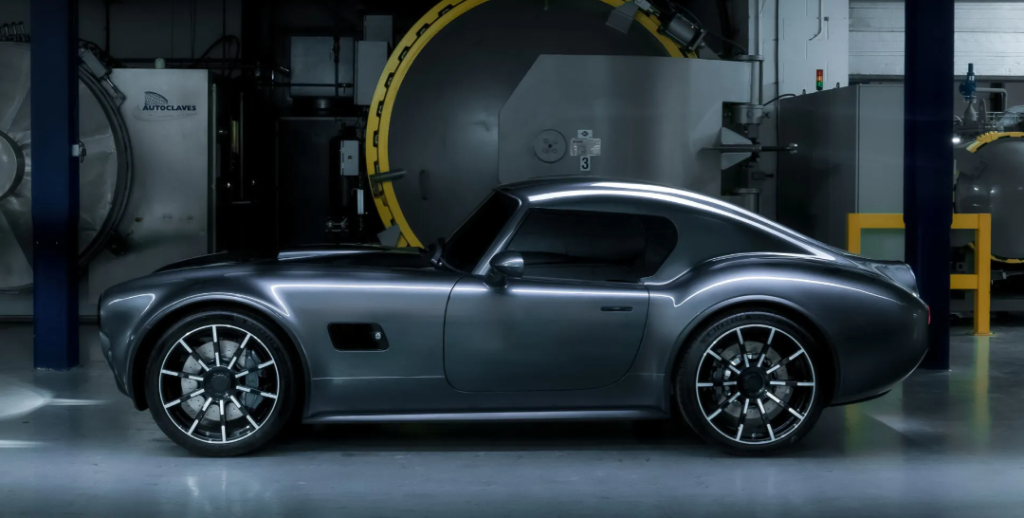 AC Cobra: 730 коней проти двох Porsche 911 - новий звір на дорогах 2