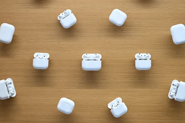 Шок! AirPods з очима: Apple переписує майбутнє слуху! 1 Apple розробляє розумні AirPods зі ШІ / Фото: Кріс Дж. Реткліфф / Bloomberg / © Bloomberg