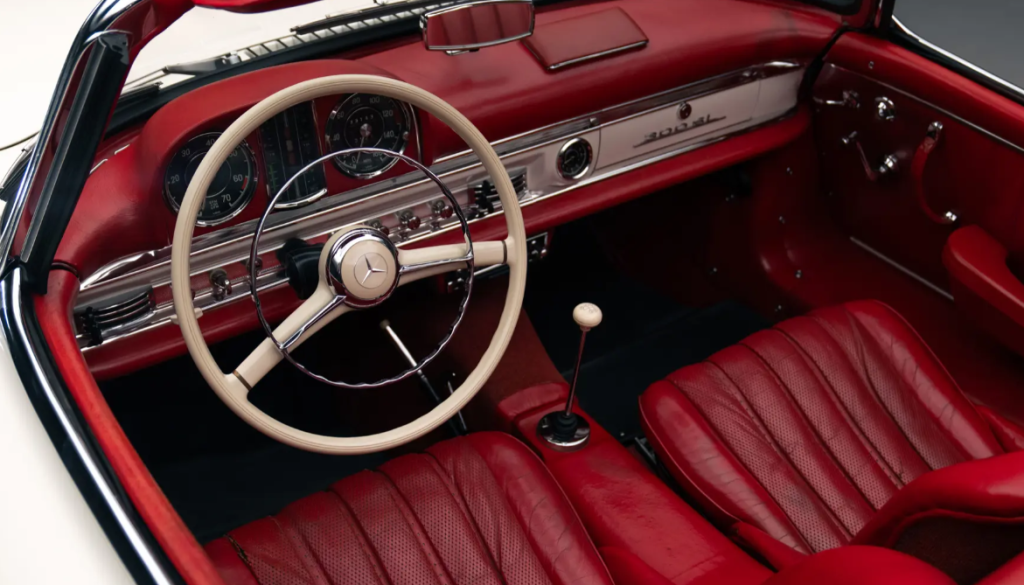 Mercedes-Benz 300 SL 1963 року: легендарний родстер продається за 2 мільйони доларів 3