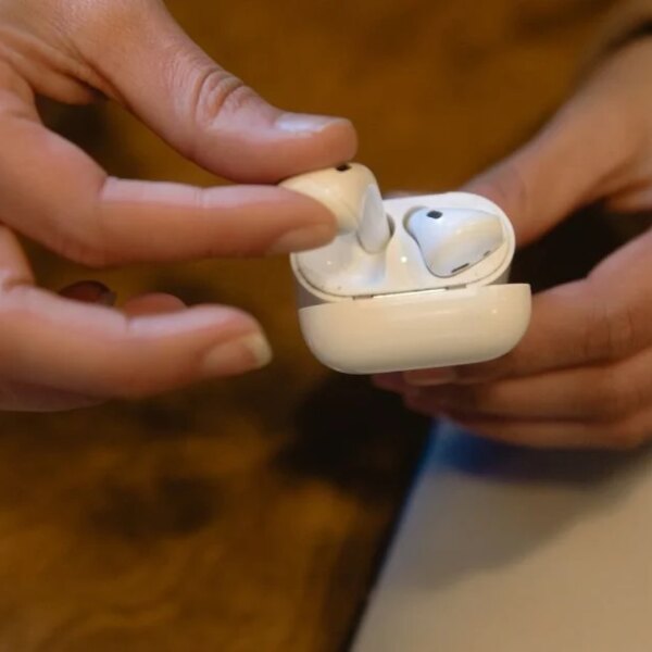 Шок! AirPods з очима: Apple переписує майбутнє слуху!