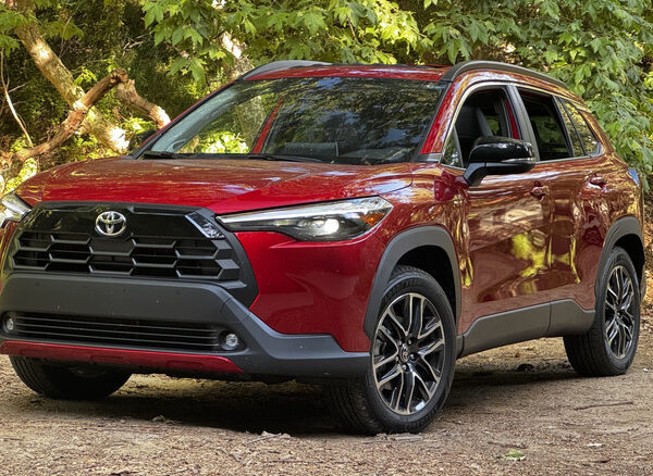 Toyota Corolla Cross 2026: гібрид – це розумний вибір