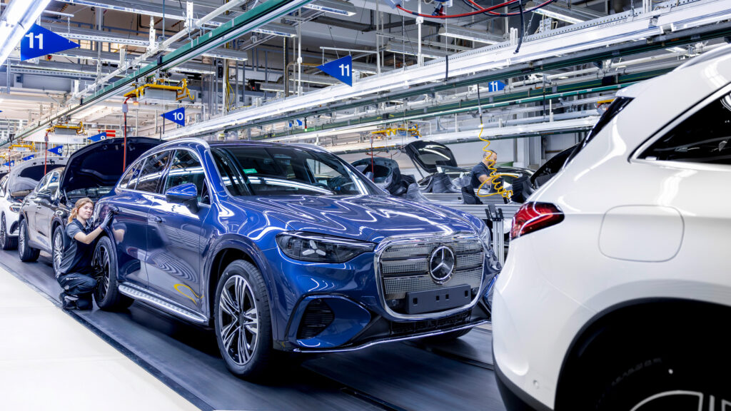 Mercedes змушує своїх робітників працювати безкоштовно: на кого тиснуть 2