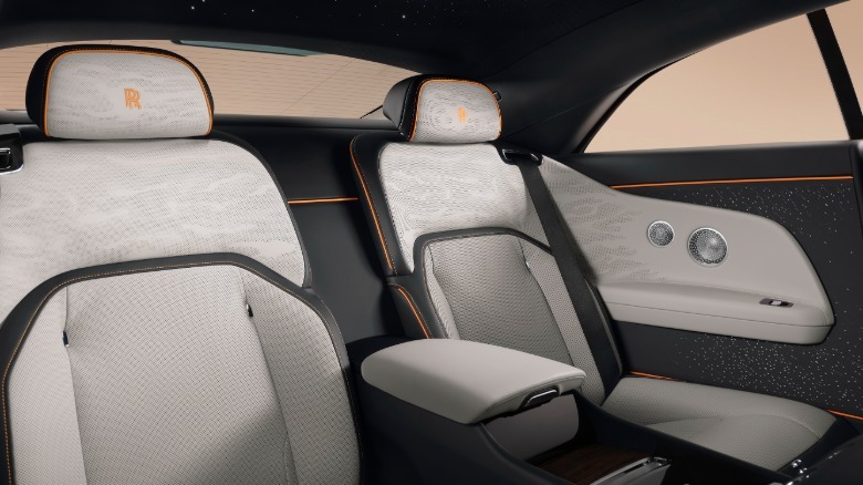Rolls-Royce Spectre II: більше потужності, але головне – новий годинник та абсурдний тюнінг 5 Rolls-Royce Spectre II: більше потужності, але головне – новий годинник та абсурдний тюнінг 5