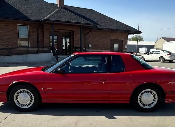 Рідкісний Oldsmobile Troféo 1990 року: вигідна покупка чи сумнівний експонат
