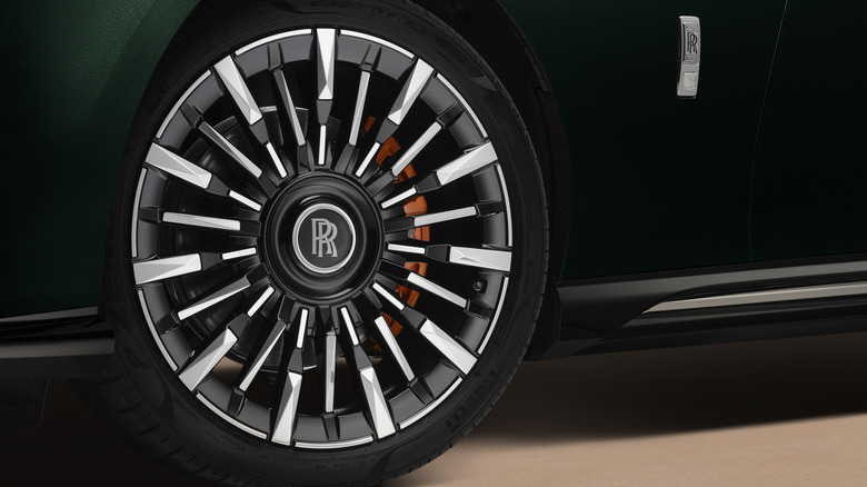 Rolls-Royce Spectre II: більше потужності, але головне – новий годинник та абсурдний тюнінг 2