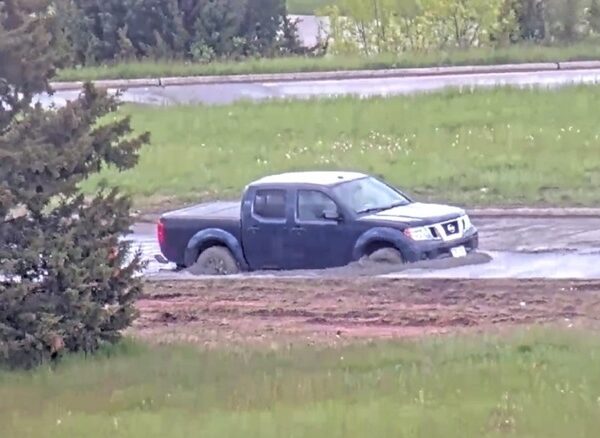 Водій пікапа проігнорував знак “Дорогу закрито” і застряг у бетоні