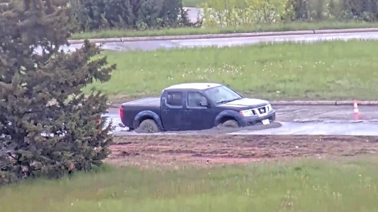 Водій пікапа проігнорував знак "Дорогу закрито" і застряг у бетоні 1