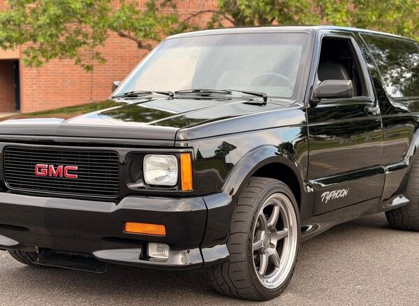 Бомба Новини 30 GMC Typhoon 1993: 682 “коня” під капотом кидають виклик Durango…