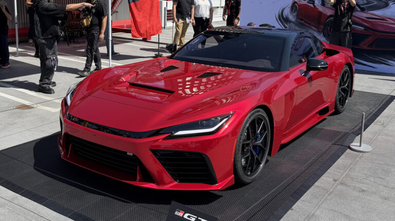 GR GT: Червоний колір підкреслив зухвалу красу спорткара 19
