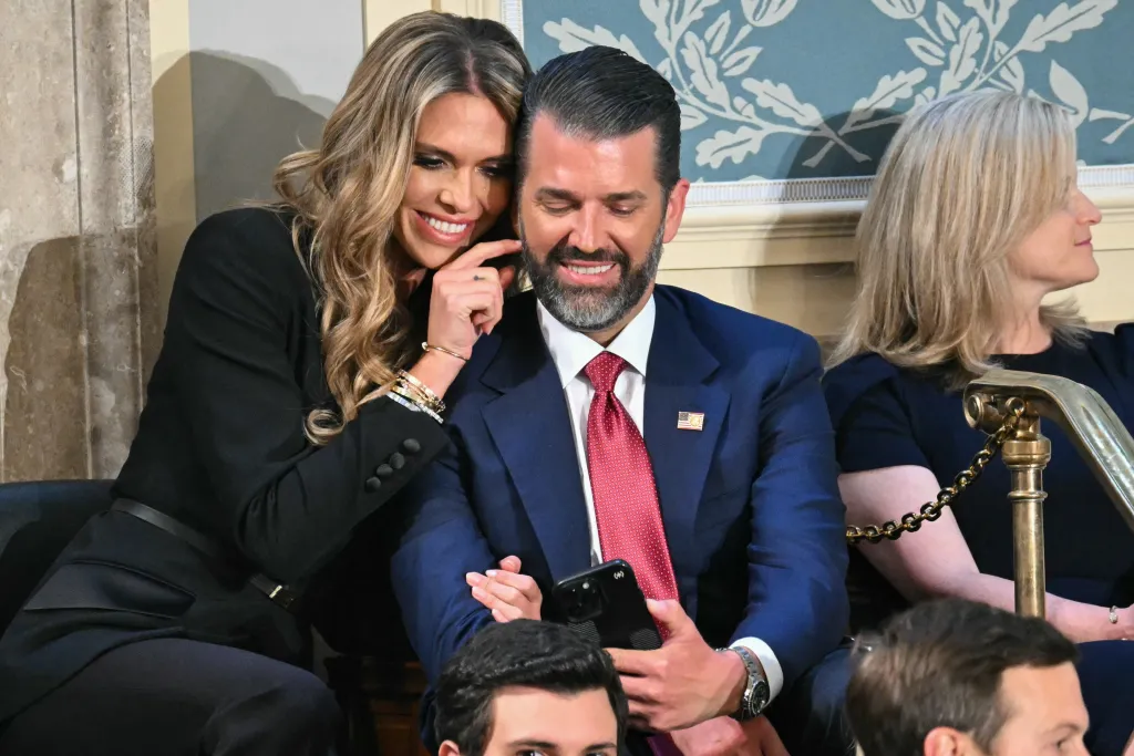 Трамп-молодший: Весілля "невчасно", але татусь "спробує бути" 5