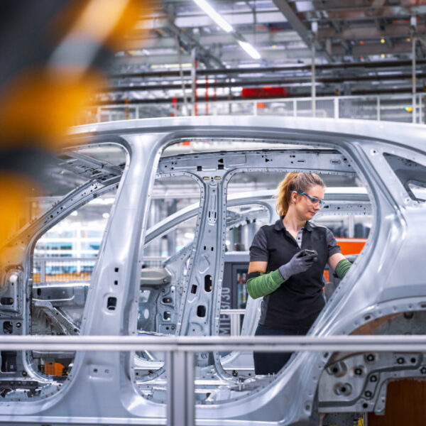 Mercedes змушує своїх робітників працювати безкоштовно: на кого тиснуть