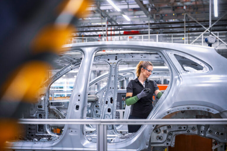 Mercedes змушує своїх робітників працювати безкоштовно: на кого тиснуть 17