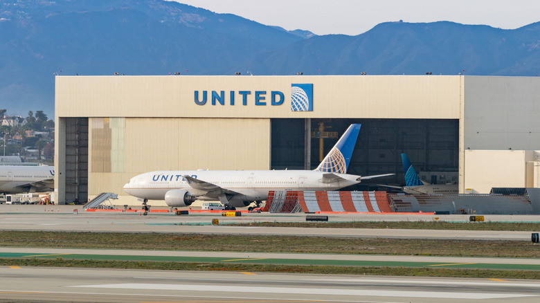 United Airlines: 900 літаків приземлено через брак двигунів 1