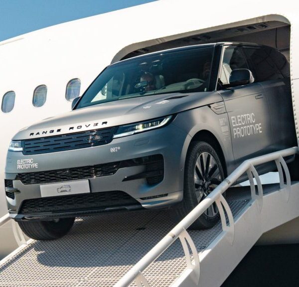 Бомба Новини 14 Range Rover скидає електрокар з неба: V8 залишається живим