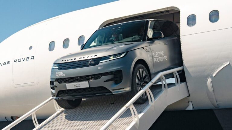 Range Rover скидає електрокар з неба: V8 залишається живим 10