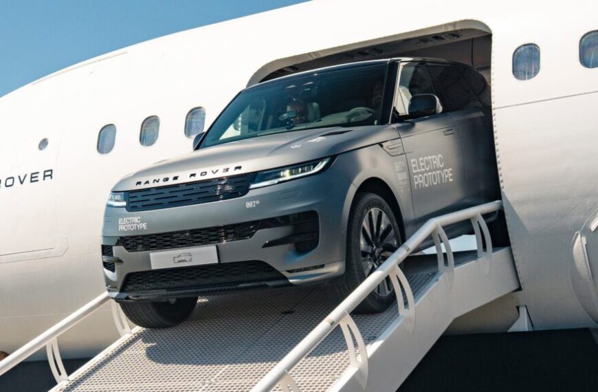 Бомба Новини 52 Range Rover скидає електрокар з неба: V8 залишається живим