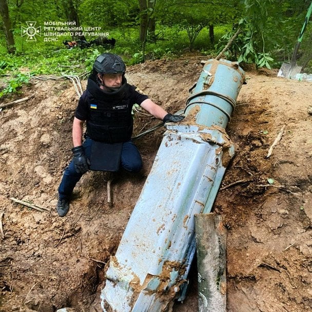 Бойова частина ракети Х-69, знайдена під Києвом у Голосіївському лісі в травні 2025 / © ДСНС
