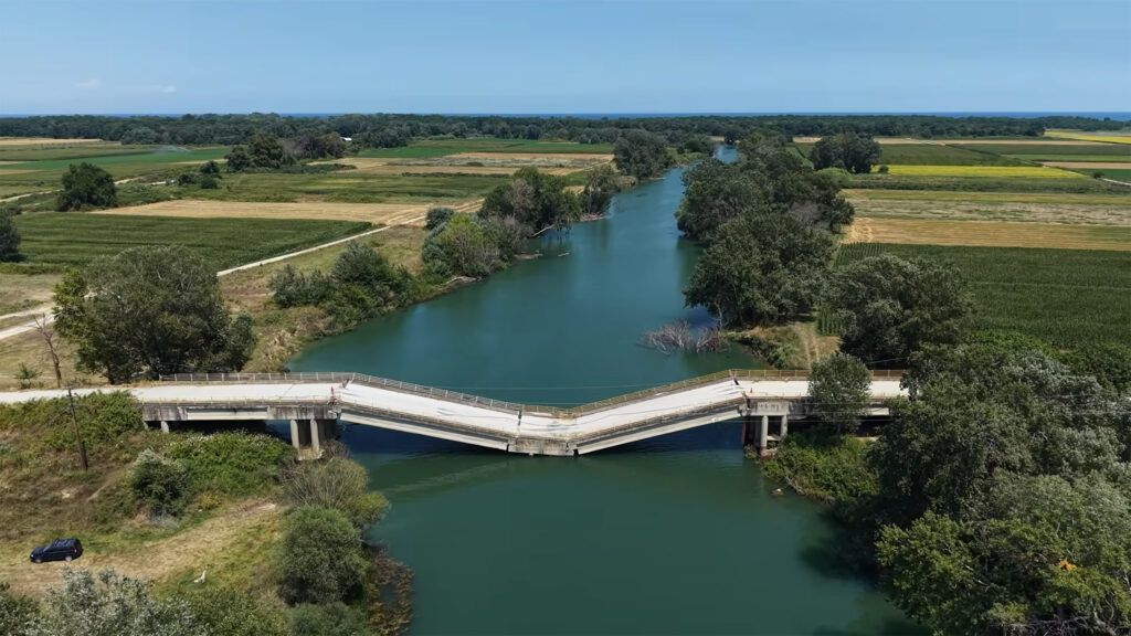 Небезпечна дорога: водії ризикують життям на зруйнованому мосту 2