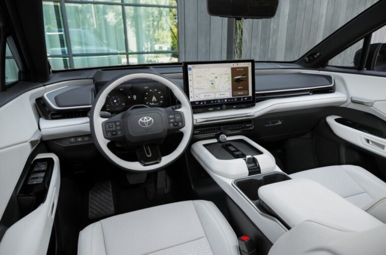 Toyota Highlander: електричний дебют відтерміновано, бензин домінує 16