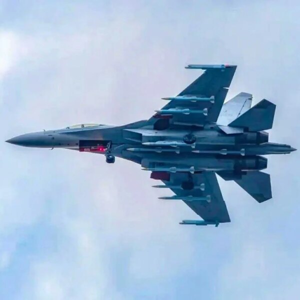 Китайський винищувач J-16 показали у “режимі звіра”: що означає незвичне озброєння