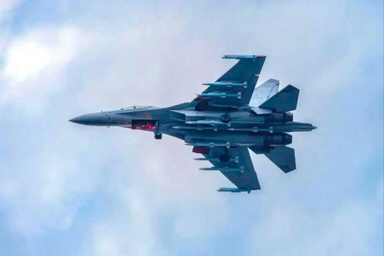 Китайський винищувач J-16 показали у "режимі звіра": що означає незвичне озброєння 15