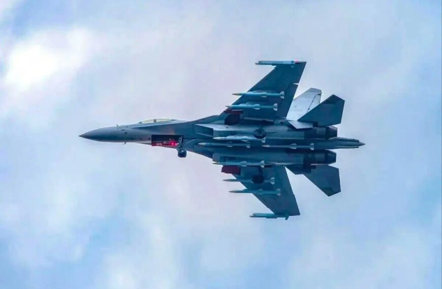 Китайський винищувач J-16 показали у “режимі звіра”: що означає незвичне озброєння