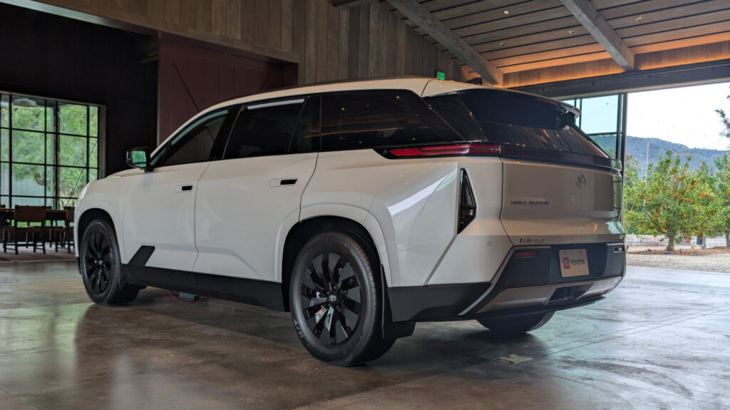 Toyota Highlander: електричний дебют відтерміновано, бензин домінує 3
