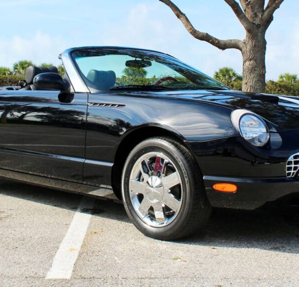Бомба Новини 29 Ford Thunderbird 2002 року: пробіг 15 миль, ціна вдвічі нижча