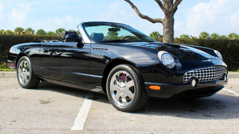 Ford Thunderbird 2002 року: пробіг 15 миль, ціна вдвічі нижча 15