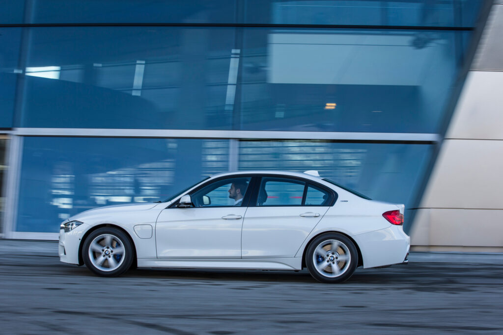 BMW закликає власників гібридів не паркувати авто біля будівель 3 BMW закликає власників гібридів не паркувати авто біля будівель 3