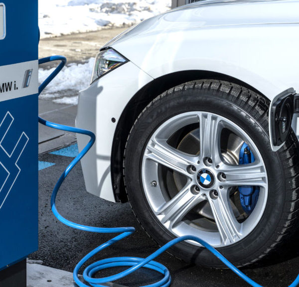 BMW закликає власників гібридів не паркувати авто біля будівель