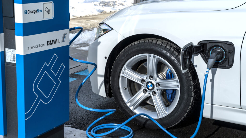 BMW закликає власників гібридів не паркувати авто біля будівель 1 BMW закликає власників гібридів не паркувати авто біля будівель 1