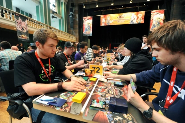 Учасники чемпіонату Німеччини з карткової гри Yu-Gi-Oh змагаються в Касселі, Німеччина, у 2010 році. Ігровий магазин в Орегоні оголосив про призупинення турнірів Yu-Gi-Oh на один тиждень через скарги на гігієну відвідувачів. Фото файлу Уве Цуккі/EPA